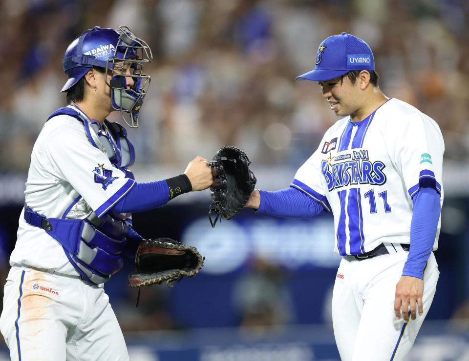 ５回を投げ終え、古市（左）とグラブタッチする東（撮影・伊藤笙子）