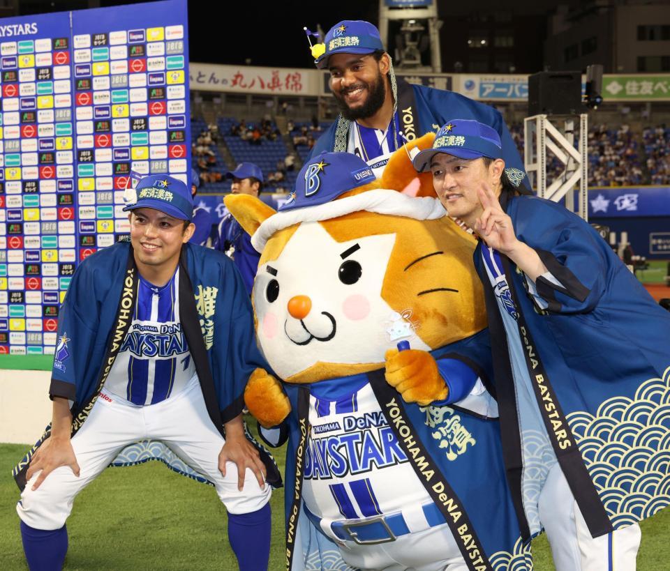 ＤＢ．スターマンとともに笑顔を見せる（左から）東、ヘエンカーナシオン、古市（撮影・伊藤笙子）