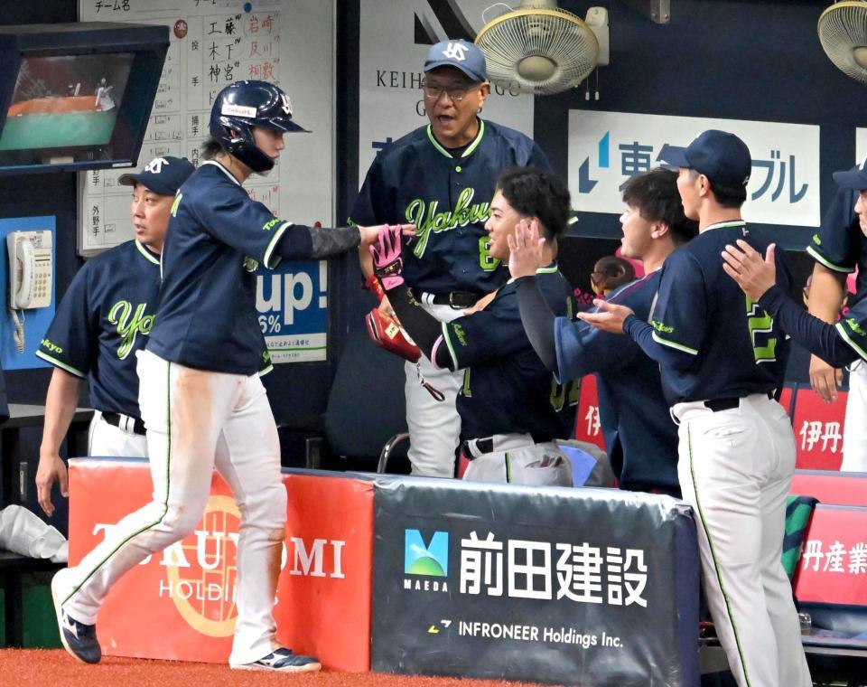 ８回、先制に沸くヤクルトベンチ（撮影・飯室逸平）