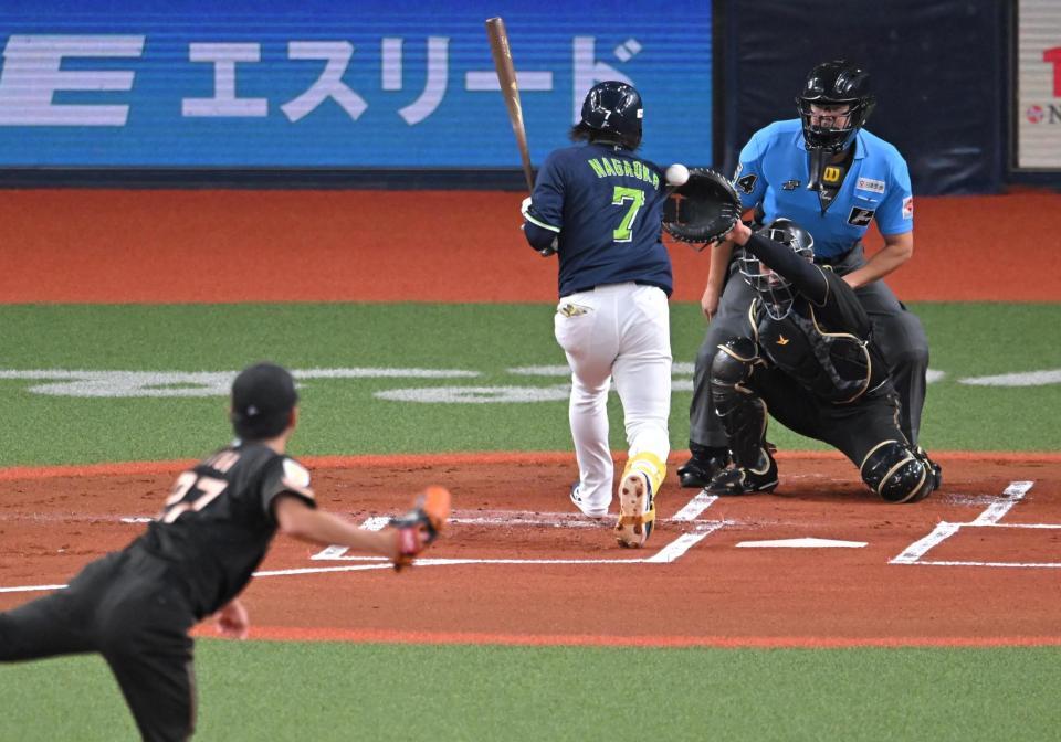 １回、死球を受ける長岡（撮影・飯室逸平）