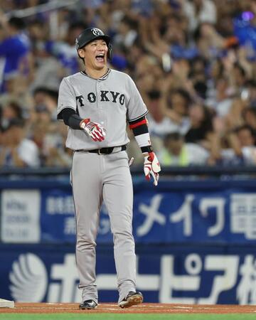 ９回、遊ゴロに倒れ、足を気にするそぶりを見せる坂本（撮影・伊藤笙子）