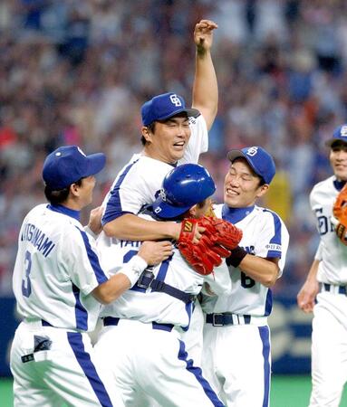 　山本昌はノーヒットノーランを達成しナイン祝福を受ける＝２００６年９月１６日