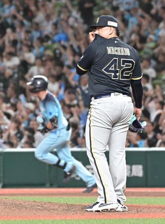 ９回、ネビン（左）に同点に追いつく本塁打を打たれたマチャド（撮影・持木克友）