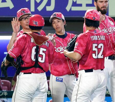 　４勝目を挙げ、捕手堀内からウイニングボールを受け取る岸。左端は吉井監督