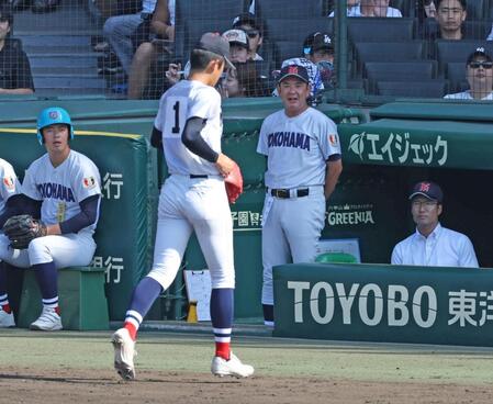 ３回途中で先発の横浜・織田翔希（１）の交代を決断した横浜・村田浩明監督（撮影・中田匡峻）