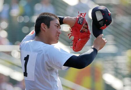 ３回のピンチで、汗を拭う横浜・織田翔希