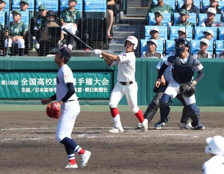 ３回、ライトへ勝ち越し３ランを放つ智弁和歌山・楠本龍生（投手は横浜・織田翔希、捕手は横浜・脇山魁音）＝撮影・中田匡峻