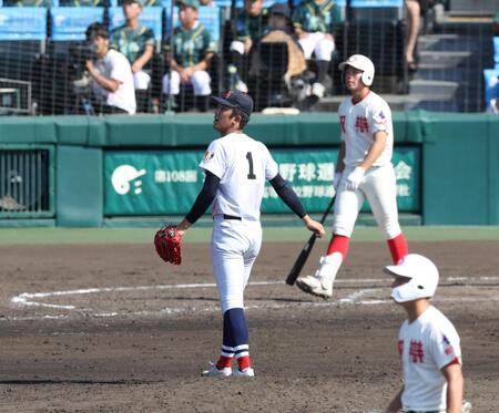 ３回、智弁和歌山・楠本龍生（奥）にライトへ勝ち越し３ランを浴びる横浜・織田翔希（撮影・中田匡峻）