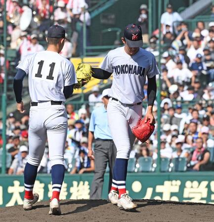 ３回に連打を浴びて降板し、小林鉄三郎（１１）と交代する横浜・織田翔希