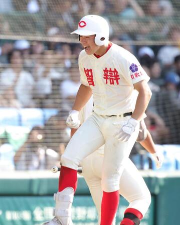 ３回、智弁和歌山・楠本龍生は右越えに３ランを放ち、大喜びで生還する（撮影・坂部計介）