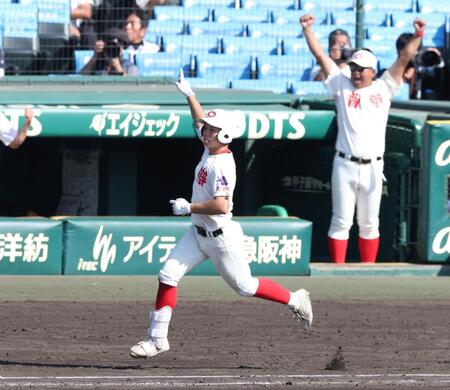 ３回、ライトへ勝ち越し３ランを放った智弁和歌山・楠本龍生。奥は中谷仁監督（撮影・中田匡峻）