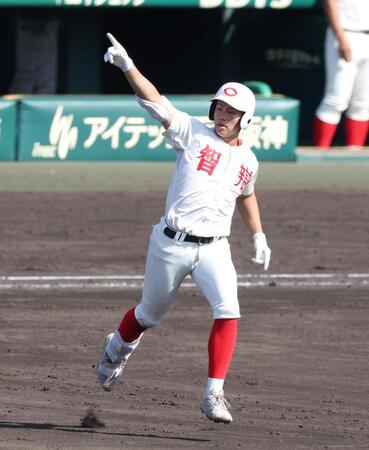 ３回、ライトへ勝ち越し３ランを放ち、腕を突き上げる智弁和歌山・楠本龍生（撮影・中田匡峻）