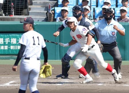 ７回、右前へ２点適時打を放つ智弁和歌山・井戸本陽向（投手は横浜・小林鉄三郎）＝撮影・中田匡峻