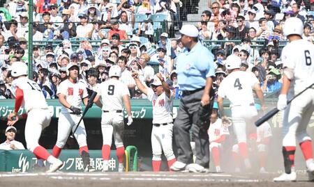 ７回、智弁和歌山・井戸本陽向の２点打を喜ぶ智弁和歌山・中谷仁監督（中央）＝撮影・高部洋祐