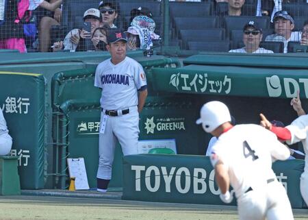 ３回、横浜・織田翔希が智弁和歌山・楠本龍生（４）に勝ち越し３ランを浴び、厳しい表情の横浜・村田浩明監督（撮影・中田匡峻）