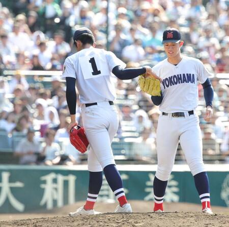 ３回、逆転を許した横浜・織田翔希は横浜・小林鉄三郎（右）にマウンドを託して降板する（撮影・坂部計介）