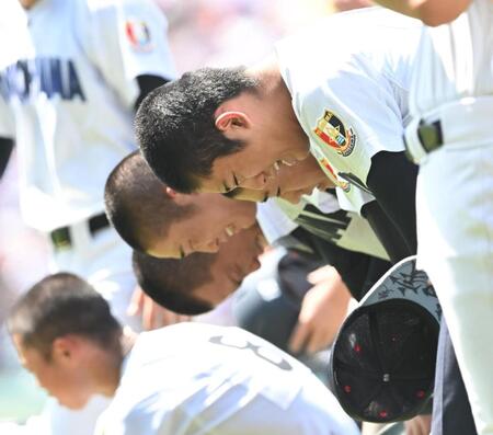 智弁和歌山に敗れ涙する横浜・織田翔希（手前）＝撮影・高部洋祐