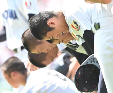 智弁和歌山に敗れ涙する横浜・織田翔希（手前）＝撮影・高部洋祐