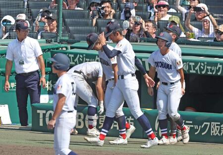 智弁和歌山に敗れ、整列に向かう横浜・織田翔希（中央）＝撮影・中田匡峻