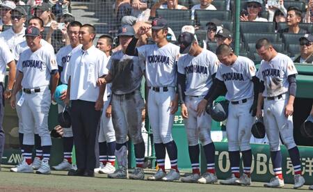 智弁和歌山に敗れた、横浜・織田翔希（中央）ら横浜ナイン（撮影・中田匡峻）