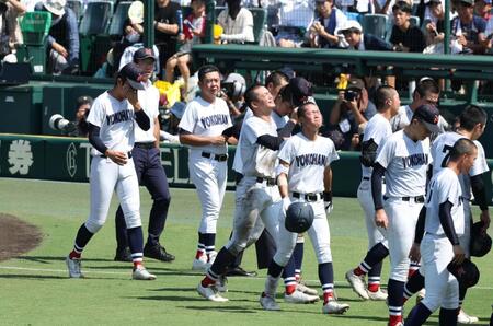 智弁和歌山に敗れ、あいさつへ向かう横浜・織田翔希（左端）ら横浜ナイン（撮影・中田匡峻）