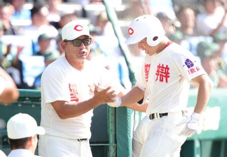 ３回、右越えに３ランを放った智弁和歌山・楠本龍生（右）を迎える智弁和歌山・中谷仁監督（撮影・坂部計介）