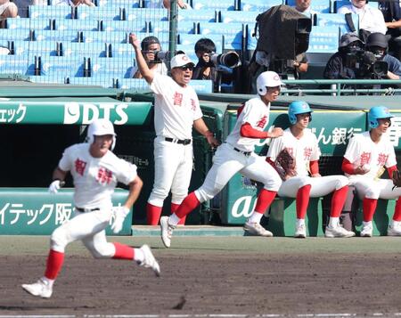 ３回、山田凜虎（手前左）の同点適時二塁打に腕を回す智弁和歌山・中谷仁監督（撮影・中田匡峻）