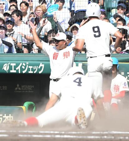 ７回、井戸本陽向の２点打を喜ぶ智弁和歌山・中谷仁監督（撮影・高部洋祐）