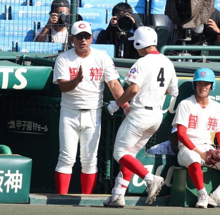 ３回、勝ち越し３ランを放った智弁和歌山・楠本龍生（４）を迎える智弁和歌山・中谷仁監督（撮影・中田匡峻）