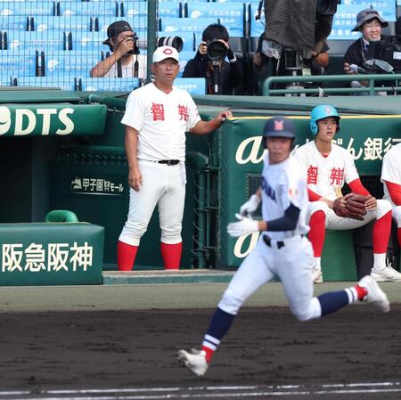 １回、横浜・川上慧（手前）に先制適時打を浴び、打球を見つめる智弁和歌山・中谷仁監督（撮影・中田匡峻）