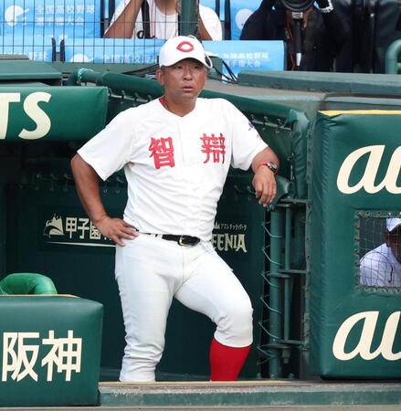 １回、和気匠太が二塁へ悪送球し、呆然とする智弁和歌山・中谷仁監督（撮影・中田匡峻）