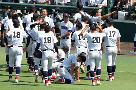 崩れ落ちるナインに声をかける横浜・村田浩明監督（中央）＝撮影・中田匡峻