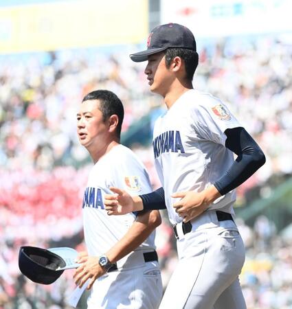 智弁和歌山に敗れ、スタンドへ向かう横浜・織田翔希（右）と村田浩明監督