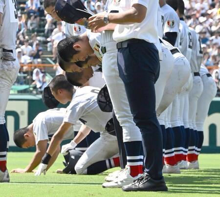 智弁和歌山に敗れ、スタンドに頭を下げる織田翔希（中央）ら横浜ナイン