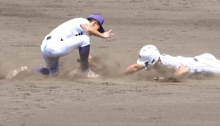 ４回、けん制死する二走の健大高崎・豊永飛輝（右）＝撮影・中田匡峻