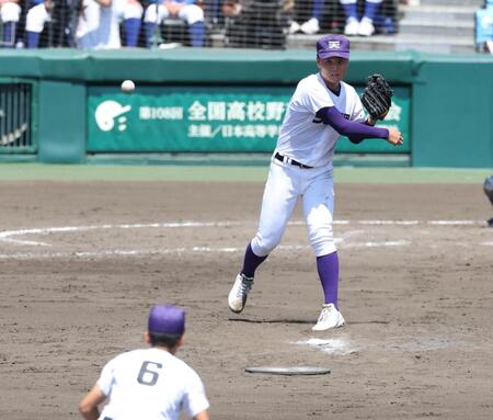 ４回、けん制で二走の健大高崎・豊永飛輝をアウトにする天理・長尾亮大（撮影・中田匡峻）