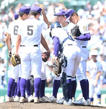 １回、マウンドに集まる長尾亮大（右端）ら天理ナイン（撮影・高部洋祐）