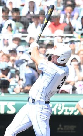 １回、先制打を放つ健大高崎・佐藤麻恩（撮影・高部洋祐）