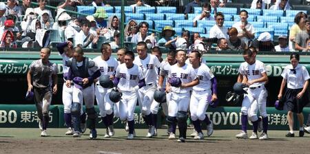 健大高崎に敗れ、アルプスへあいさつに向かう天理ナイン（撮影・中田匡峻）