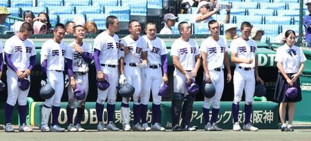 健大高崎に敗れ、涙を流す天理ナイン（撮影・中田匡峻）