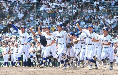 天理に勝利し、アルプスに駆け出す健大高崎ナイン（撮影・高部洋祐）