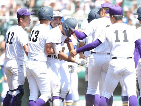 最後の打者となった天理・関村偉千陽は打席から立ち上がれず、」ナインに促されて整列する（撮影・坂部計介）