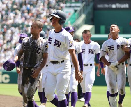 決勝進出ならず、ガックリと引き揚げる天理ナイン（撮影・坂部計介）