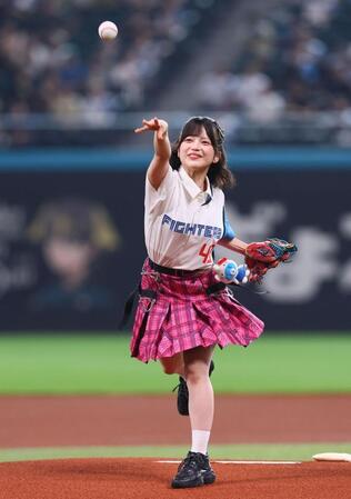 ファーストピッチセレモニーで投球するＡＫＢ４８・川村結衣（撮影・中島達哉）