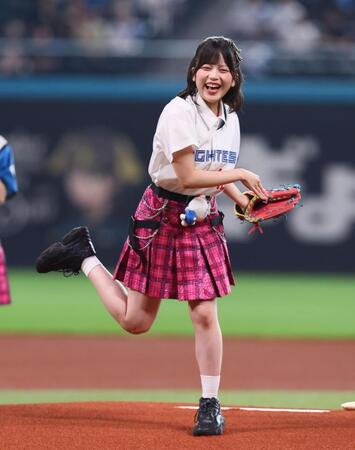 ファーストピッチセレモニーで投球するＡＫＢ４８・川村結衣（撮影・中島達哉）
