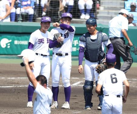 １回、ピンチで集まる天理・長尾亮大（中央）ら天理ナイン（撮影・中田匡峻）