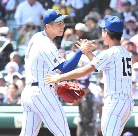 最後を締め、笑顔を見せる健大高崎・石垣聡志（左）＝撮影・高部洋祐