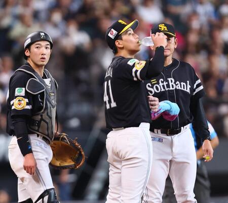 ３回、先制を許し、マウンドに集まる前田悠（中央）らナイン（撮影・中島達哉）