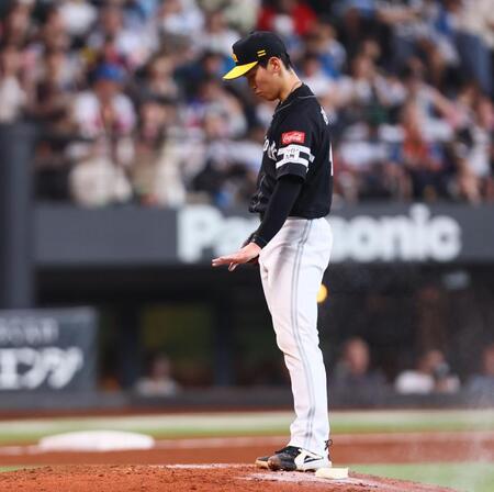 ３回、３点を失い、マウンドで自分を落ち着かせる前田悠（撮影・中島達哉）