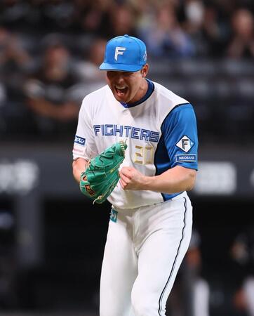 １０回、打者・海野を三振に仕留め、雄たけびを上げる上原（撮影・中島達哉）